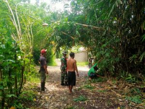 Ciptakan Atmosfir Baru Bulan Ramadhan, Babinsa Stiling Ajak Warga Terangi Kampung
