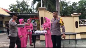 Berbagi Kebahagiaan di Bulan Suci Ramadhan, Kapolres Bima Pimpin Pembagian Takjil Berbuka Puasa