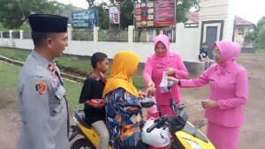 Meraih Berkah di Bulan Suci Ramadhan, Polsek Soromandi Bagikan Takjil Berbuka Puasa