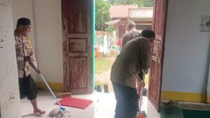 Raih Keberkahan Dibulan Ramadhan, Polsek Donggo Inisiatif Bersihkan Mesjid
