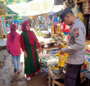 Antisipasi Lonjakan Harga Sembako Selama Ramadhan, Personel Polsek Bolo Pantau Pasar Sila