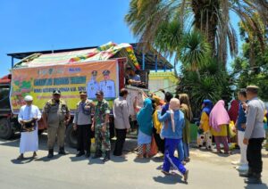 Personel Polsek Sanggar Amankan Pasar Murah di Desa Kore