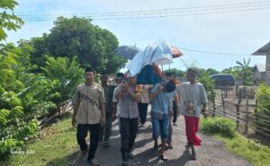 Sambang Duka Bhabinkamtibmas Oi Saro ke Warga yang Meninggal Dunia