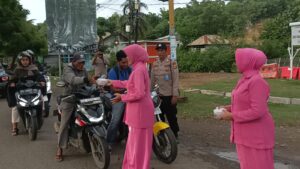 Aksi Bagi-bagi Takjil Ala Bhayangkari dan Polsek KP3 Bandara SMS Bima