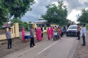 Kapolsek Bolo dan Personelnya pun Bagi-bagi Takjil Jelang Buka Puasa