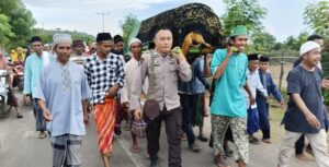 Sambang Duka, Bhabin Soromandi Ikut Shalatkan Jenazah