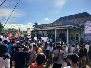 Ratusan Warga Kepung Kantor Desa Barabali, Tuntut Kades Mundur