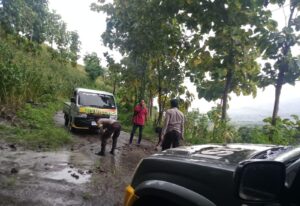Personel Polsek Donggo Bantu Warga Bersihkan Bebatuan yang Tutupi Jalan
