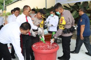 Kapolres Pimpin Pemusnahan Ribuan Botol Miras Berbagai Jenis