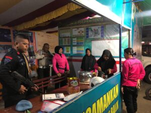 Bhayangkari Ranting Woha Support Tugas Suaminya dengan Bawa Makanan ke Pos Pengamanan