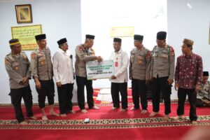 Kapolres Bima Eko Sutomo Serahkan Zakat Fitrah Ke Baznas