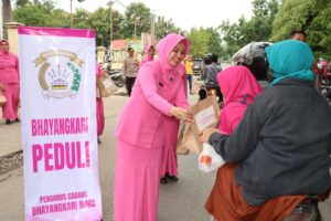 Aksi Bagi-bagi Takjil Ala Ketua Bhayangkari Polres Bima Seraya Imbau Tertib Lalu Lintas