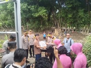 Tinjau Lokasi Banjir di Kecamatan Kayangan Kapolres Lombok Utara Salurkan Bantuan