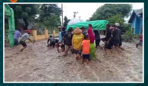 Warga di Bima Terobos Banjir Gotong Jenazah Ke Permakaman 