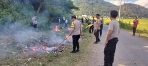 Persiapan Lomba Desa, Personel Polsek Belo Gotong Royong Bersama Forkopimcam