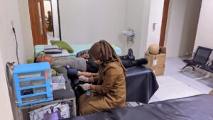 Bhabinkantibmas Polsek Soromandi Ini Donorkan Darahnya Bantu Persalinan Ibu Melahirkan