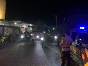 Razia Rutin Malam Hari, Personel Polsek Woha Imbau Warga Jaga Kamtibmas Jelang Pilkada