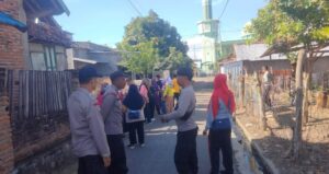 Gotong Royong Personel Polsek Bolo Bersama Muspika Bersihkan Desa Menuju Lomba Tingkat Kabupaten.