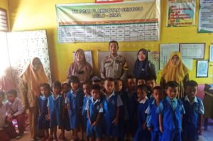 Program Goes to School Bhabinkamtibmas Cenggu Sambangi Paud Flamboyan dan Berikan Bantuan