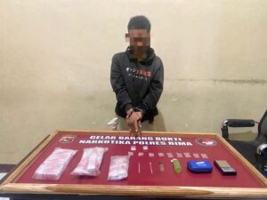 Berusaha Kabur Pemuda Pengedar Sabu-sabu Ini Akhirnya Dicokok Tim Opsnal Satreskoba Polres Bima.