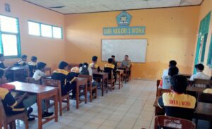 Police Goes School, Bhabinkamtibmas Donggobolo Sambangi SMKN 1 Woha
