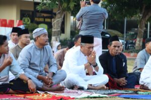 Kapolres Eko Sutomo dan Jajarannya Gelar Sholat Idul Adha Bersama Masyarakat di Mapolres Bima