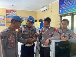 Antisipasi Judi Online, Sie Propam Polres Bima Inspeksi Mendadak Handphone Personelnya
