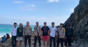Pastikan Keamanan dan Kenyamanan Pengunjung, Personel Polsek Monta Patroli di Pantai Wane