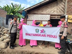 Rangkaian HUT Bhayangkara Ke-78, Polsek Sanggar Bagikan Salurkan Bansos ke Warga Kurang Mampu