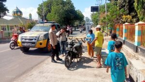 Personel Polsek Bolo Gercep Bantu Padamkan Kebakaran Sepeda Motor