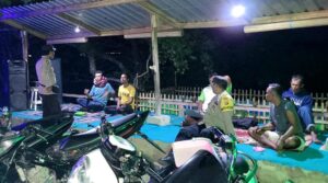 Patroli Cipkon Malam Hari, Polsek Soromandi Imbau Warga Jaga Sitkamtibmas Jelang Pilkada