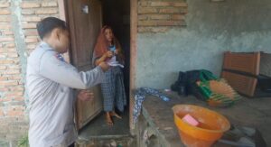 Polsek Donggo Bagikan Daging Qurban Door to Door