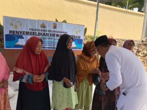 Kapolres Eko Sutomo Bagikan Ratusan Kilogram Daging ke Warga Kurang Mampu