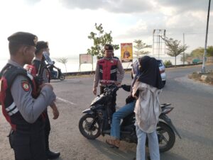 Jamin Keamanan dan Kenyamanan Pengguna Jalan Sat-samapta Polres Bima Rutin Patroli dan Atur Arus Lalulintas