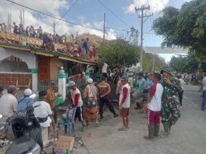 Sinegritas TNI-POLRI dan Masyarakat, Polsek Monta Gotong Royong Pengecoran Masjid di Desa Sakuru