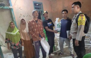 Bhabinkamtibmas Polsek Donggo Amankan Penyaluran Bansos dari JPLB