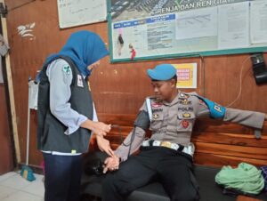 Si Dokes Polres Bima Pemeriksa Berkala untuk Pastikan Kesehatan Personelnya