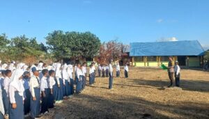 Bhabinkamtibmas Polsek Sanggar Jadi Irup di SMPN 2 Sanggar