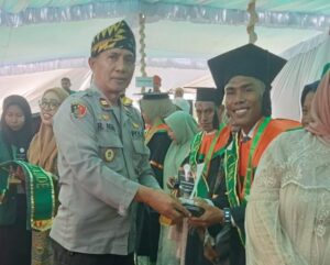 Wakili Kapolres Bima, Kapolsek Soromandi Hadiri Wisuda Kampus STIPAR