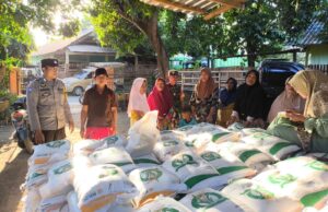 Bhabinkamtibmas Polsek Woha Monitor Penyaluran Bantuan Beras Bulog