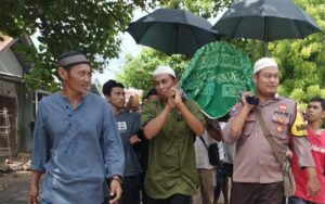 Sambang Duka Bhabinkamtibmas Polsubsektor Palibelo ke Warganya yang Meninggal Dunia