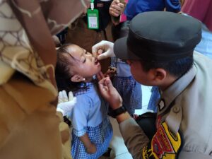 Peran Aktif Bhabinkamtibmas Polsek Sanggar, Ikut Dampingi Pekan Imunisasi Nasional PIN