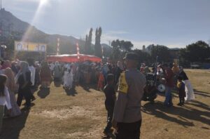 Personel Polsek Monta Kawal Pawai Ta’aruf STQ Tingkat Desa Tangga