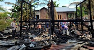 Personel Polsek Sanggar Bantu Padamkan Kebakaran Rumah di Desa Boro