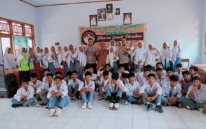 Personel Polsek Soromandi Kunjungi Sekolah Sosialisasi Cegah Kenakalan Remaja