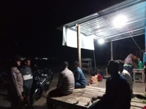 Antisipasi Kerawanan Kamtibmas Jelang Pilkada, Polsek Soromandi Rutin Patroli Dialogis Malam Hari