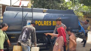 Sat Samapta Polres Bima Salurkan Air Bersih di Desa Tonggorisa