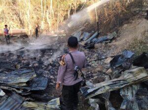 Rumah Panggung 12 Tiang Terbakar, Polsek Belo dan Warga Bantu Padamkan Api