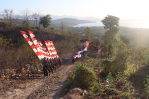 Semarak HUT Kemerdekaan RI ke-79, Kapolres Bima Pimpin Pengibaran Bendera Merah Putih di Puncak Gunung