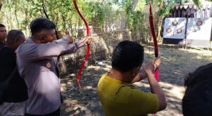 Songsong HUT Kemerdekaan RI, Kapolres Bima Sambangi Komunitas Menembak dan Serahkan Bendera Merah Putih